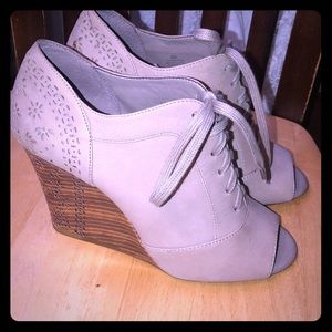 Like New Gianni Bini wedges size 6